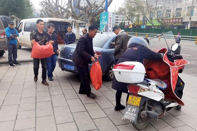 羅平煙草分公司機關(guān)干部職工踴躍購買扶貧產(chǎn)品，大額資金彰顯責任擔當